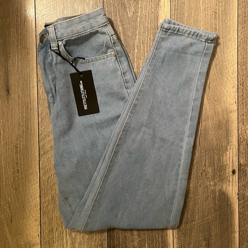 👖💛NWT PrettyLittleThing NWT Light Wash Basic Turnup Now Jeans Size Junior 1